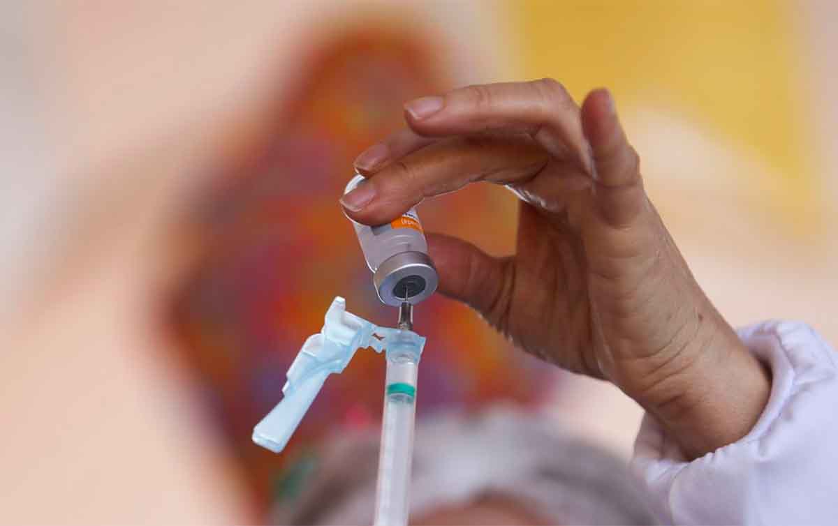 É preciso permanecer alerta, mesmo imunizado com as duas doses da vacina